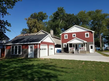 Beautiful Newer Park/Lakefront home! Отели в г. Гурон Тауншип