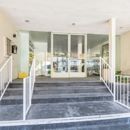 Beautiful, luxurious hideaway right on Carbon Beach in Malibu!