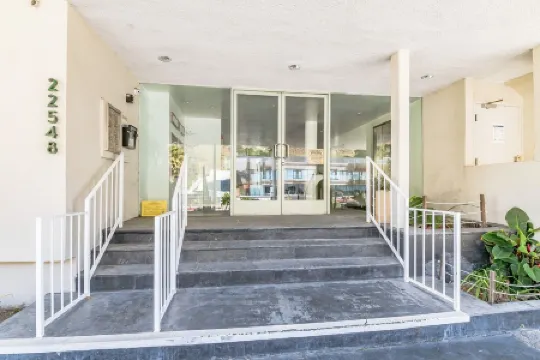 Beautiful, luxurious hideaway right on Carbon Beach in Malibu!