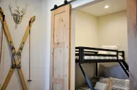 BRAND NEW Contemporary 2 BR near Winter Park Ski Resort on Shuttle w/priv hottub