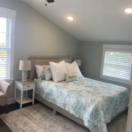 4-minute walk to beautiful Emerald Isle beach access.