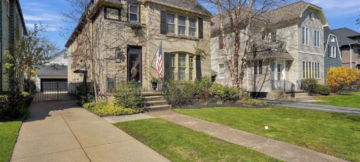 Large Group Retreat - 6Br Home w/ 3 Floors Hotels in Buffalo