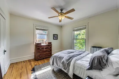 4-bedroom townhome in Frank Lloyd Wright District-FREE PARKING, Patio, Yard Frank Lloyd Wright Home and Studio 주변 호텔