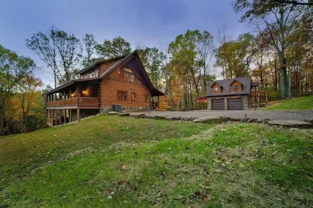 Hickory Ridge-Cabin less than 10 miles away from main state parks.