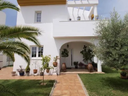 Luxury villa with swimming pool, internet + 3 baths