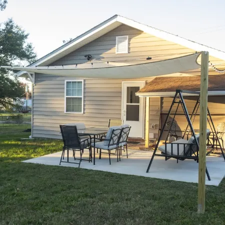 Spacious 3Br/2BA Home-Fast WiFi, Smart TVs,Free Netflix,Furnished Patio- Pets OK