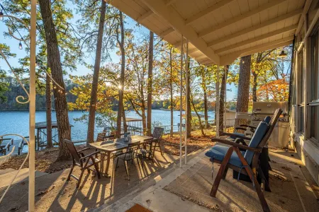 The Cozy Cove A Unique and Unforgettable Experience on Lake Hamilton Отели в г. Пайни