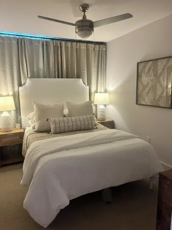 NEW LISTING - walk to square and campus! Отели рядом с достопримечательностью «Парк Ламар»