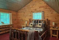Private pond, fishing, on-site hiking, hot tub and only 15 minutes to Ash Cave! - 4-Star