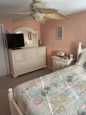 Comfy lake home  on the water mins from cp, sports force, downtown and the jet Hotels near Soda Pop's