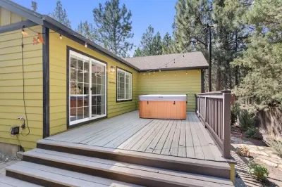 Quail Park Haven in NW! King Beds & Hot Tub Hotels near Staples