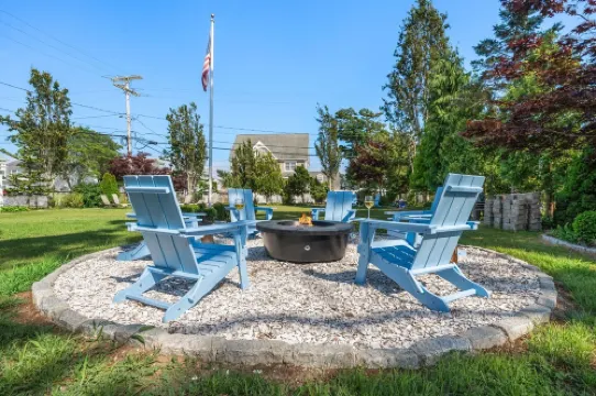 6-bedroom Oasis house in Onset w/ HUGE backyard, Firepit, Wifi, & work desk