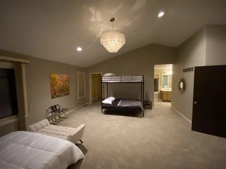 Family Friendly home w/ game room- Perfect Location Отели рядом с достопримечательностью «Зона Роза Таун Сентер»