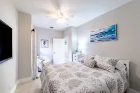 The Swell 2 BR Cottage with Parking 1 mile from Beaches