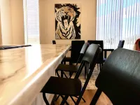 Modern Centrally Located Clean Condo Close to Downtown!