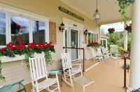 12 BR/13.5 BA  Inn w/ Views of White Mountains & Heated Pool