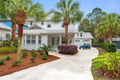 Vibe! Coastal Living Experience! Screened Pool!