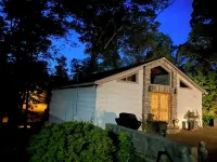 Cozy open studio cabin with a relaxing vibe on serene Lake Harding.
