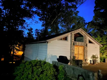 Cozy open studio cabin with a relaxing vibe on serene Lake Harding.