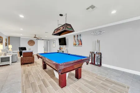 Luxurious lakefront/pool home near theme parks in Florida