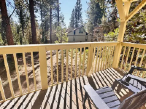 Attractive all-season townhome! Less than 10 min to Northstar, 3 min to beach! Hotels in Kings Beach