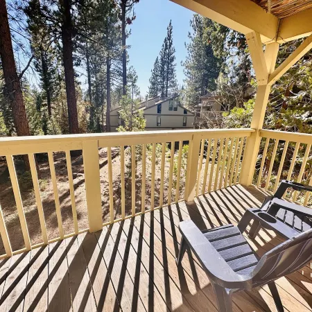 Attractive all-season townhome! Less than 10 min to Northstar, 3 min to beach! Отели рядом с достопримечательностью «Государственная зона отдыха Кингс Бич»