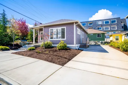 Cute Cottage, Close to Everything Anacortes Has to Offer. Discounts Available