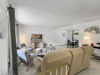 Entire home in Port Orchard, Washington with Game Room, Fire Pit and RV Parking فنادق في Parkwood