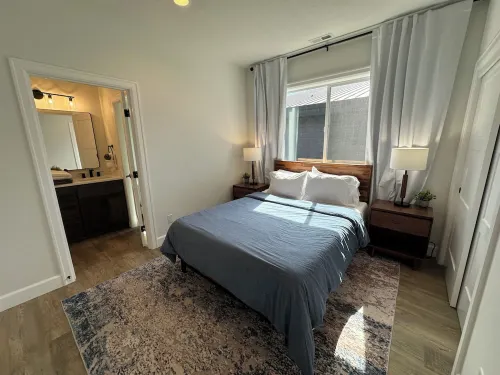 Custom-built Detroit Lake house -- walking distance to the lake and town!