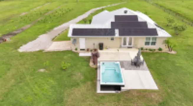 Florida Countryside Retreat-Charming 3-bedroom house with Jacuzzi and Spa pool!