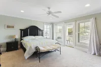 Home in Kure Beach 4 beds 4 bath PIER and OCEAN 클램 셸 퍼블릭 비치 액세스 주변 호텔