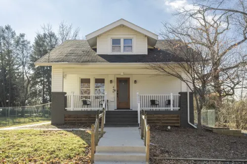 Cottage on Main in Lansdale! Perfect for family, work, shopping, relaxing.