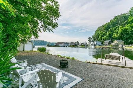 Waterfront Hot Tub On The Bay