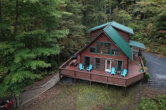Spectacular year-round views of Smokey Mountain National Park from a D-Log Cabin