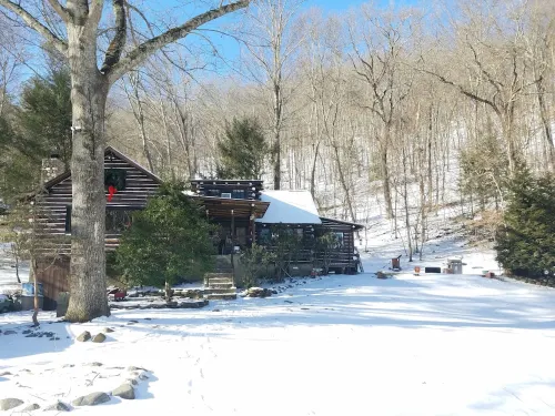 Charming Creekside Family Cabin, 15 Minutes to Falls, Golf, Waterfalls & More.