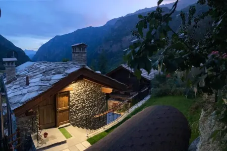 Cozy open-plan studio apartment with a view of the valley