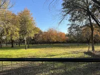 Upscale cottage on a farm in the middle of the city. Six miles to DFW airport.