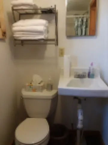 Cozy Cottage on water's edge of Lake Cobbosseecontee