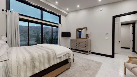 NEW 5 Bed 5 1/2 Bath Townhouse Walk To Skiing! 900 sq ft Of Mountan View Decks!