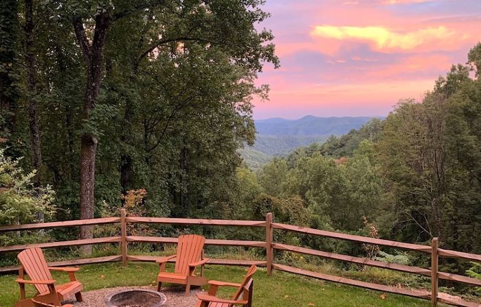 Secluded & Romantic, Blowing Rock, Views, Hot Tub - the Red Rover