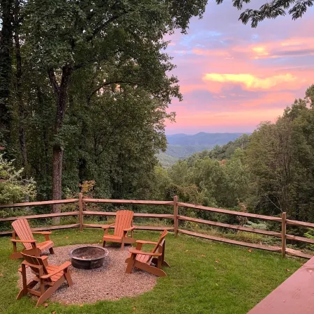 Secluded & Romantic, Blowing Rock, Views, Hot Tub - the Red Rover