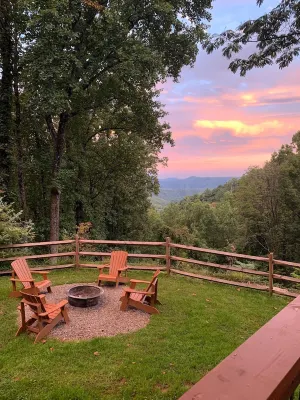 The Red Rover - Secluded Cabin, fabulous views, Hot tub, 3 miles to Blowing Rock