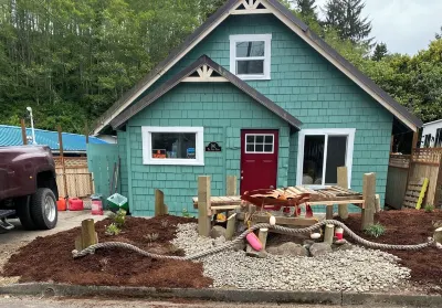 Soothing Crab themed 3-bedroom home with WiFi and a hot tub  in Winchester Bay. 데블스 스테어케이스 와일더네스 주변 호텔