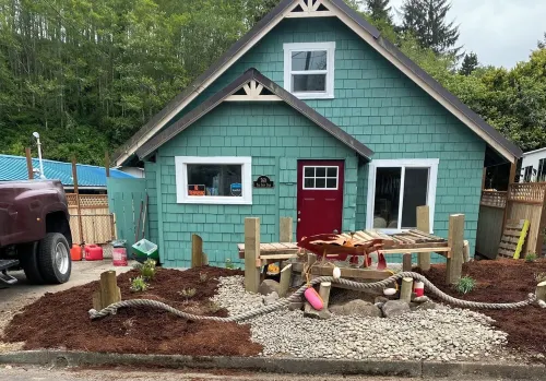 Soothing Crab themed 3-bedroom home with WiFi and a hot tub  in Winchester Bay.