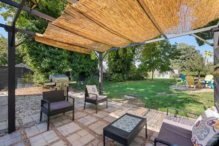 Charming Hideaway! Spacious Yard, BBQ, Games & Bright, Cheerful Vibes