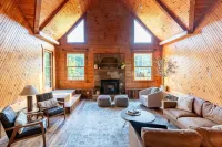 Secluded Cabin, Sleeps 20-Pickleball, Pool&Hot Tub