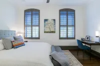 Historic luxury condo 10 min drive to Pensacola Beach and Naval Air Station