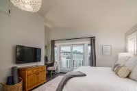 Two King Suites, Ocean Views & Upscale Touches in Downtown Manzanita