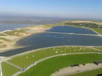 Apartment with lake views right at the Pearl Bay!