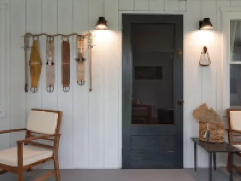 1900’s farmhouse with old country charm.  Six miles to Lake Wallenpaupack 萊克酒店